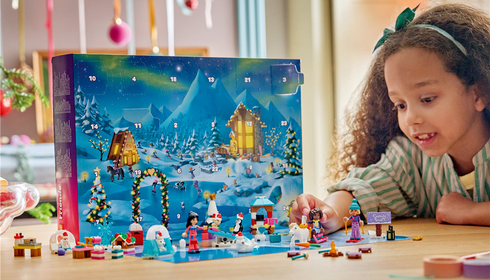 Stavebnica LEGO® Friends 42698 Adventný kalendár 2026 Jednotlivé modely a postavičky je možné kombinovať s ďalšími stavebnicami LEGO Friends a pokračovať v hraní.