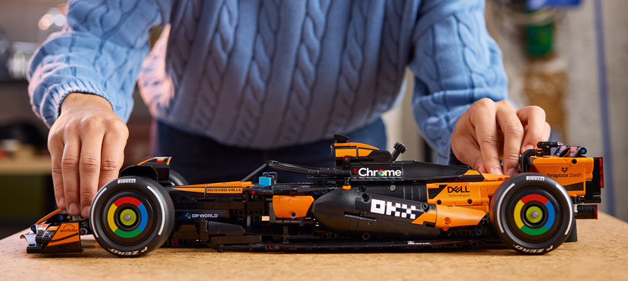 Motor V6, dvojstupňová prevodovka a aktivátor DRS približujú technické prvky skutočného vozidla F1.