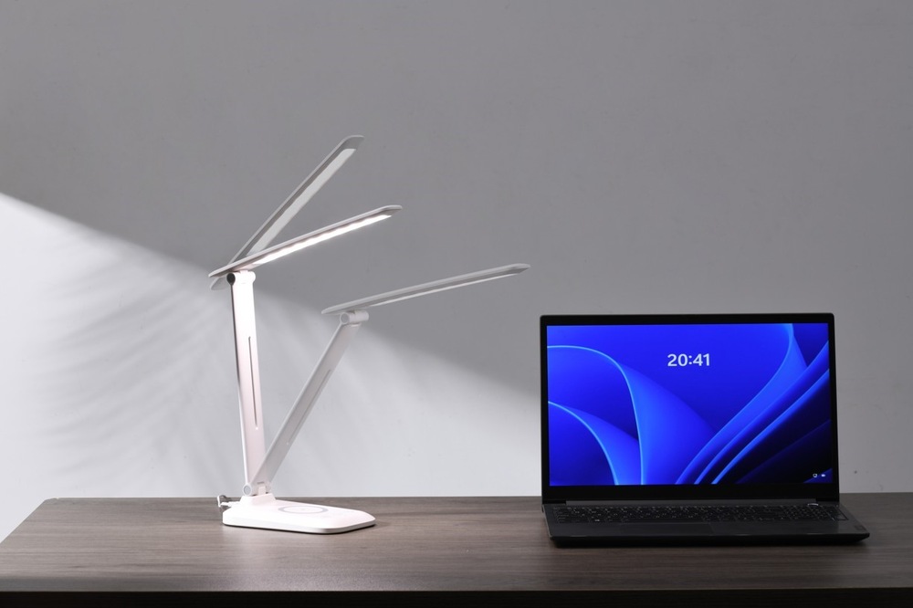Stolná lampička IMMAX LUMI, Qi nabíjanie, 7W, 300lm, stmievateľná biela Lampa je vyrobená z odolného ABS plastu v elegantnom bielom prevedení.