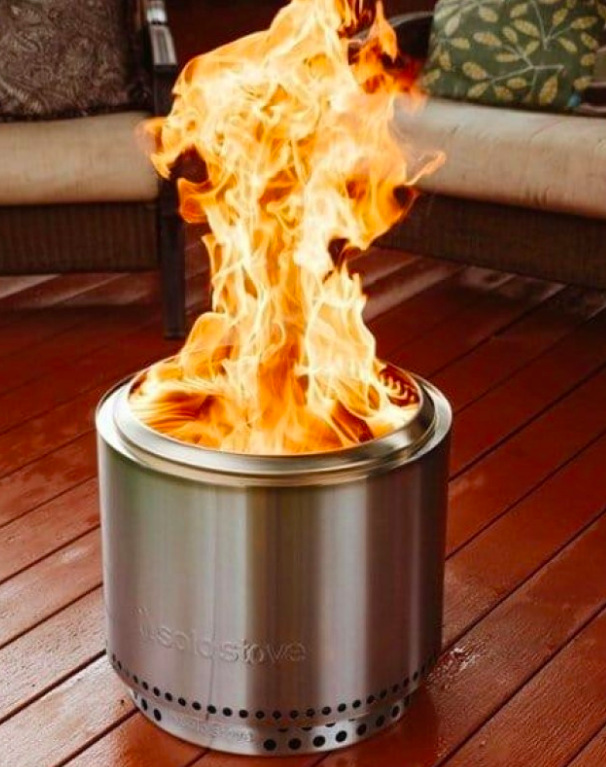 Ohnisko Solo Stove Bonfire + stand 2.0 s vysokým plameňom na drevenej terase