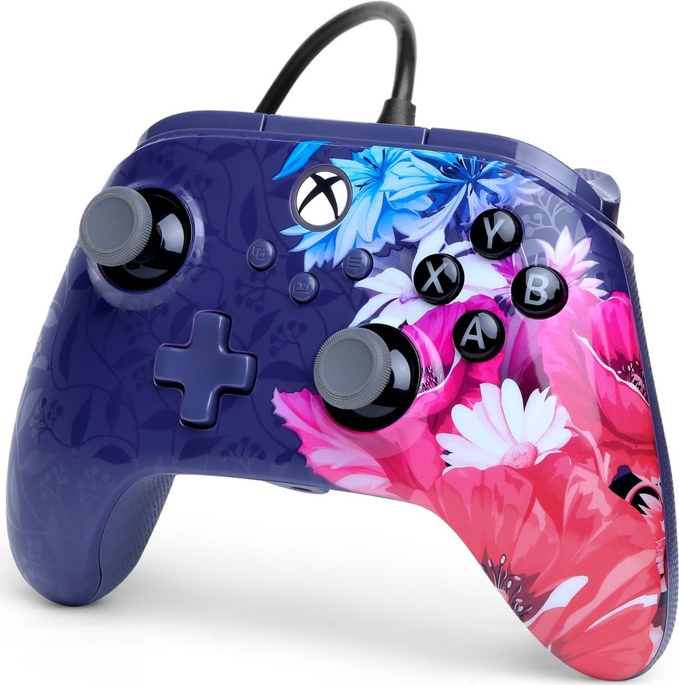 Gamepad PowerA Advantage Plus - Xbox fialový Na obrázku je fialový herný ovládač PowerA Advantage Plus zachytený z predného šikmého uhla. Dobre sú vidieť dva analógové joysticky, smerový kríž vľavo, tlačidlá A, B, X a Y vpravo a tlačidlo s logom Xbox uprostred. Z hornej časti ovládača vedie pripojovací kábel. Ergonomicky tvarované rukoväte a mierne zdrsnený povrch zaisťujú pohodlné a isté držanie počas hrania.