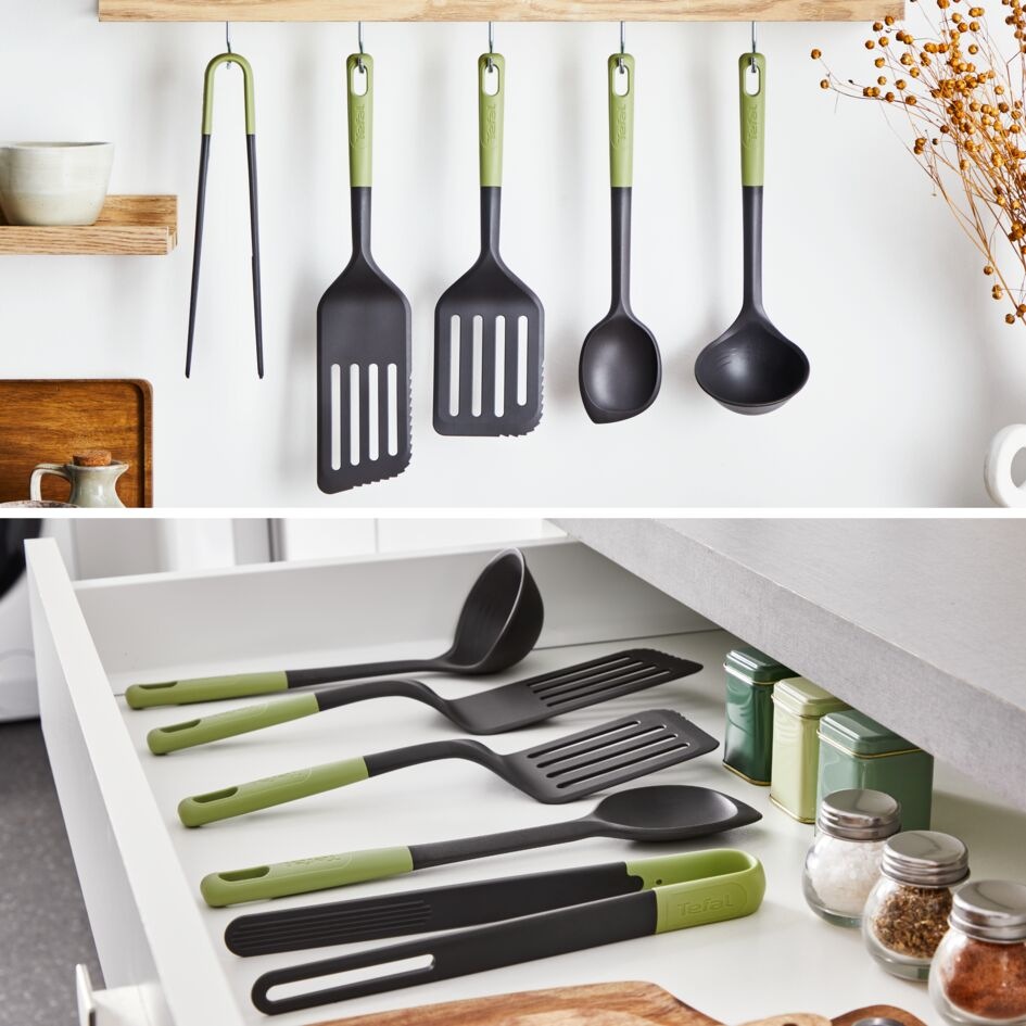 Zavesené náčinie Tefal Essential K279S555 na stene a uložené v kuchynskej zásuvke