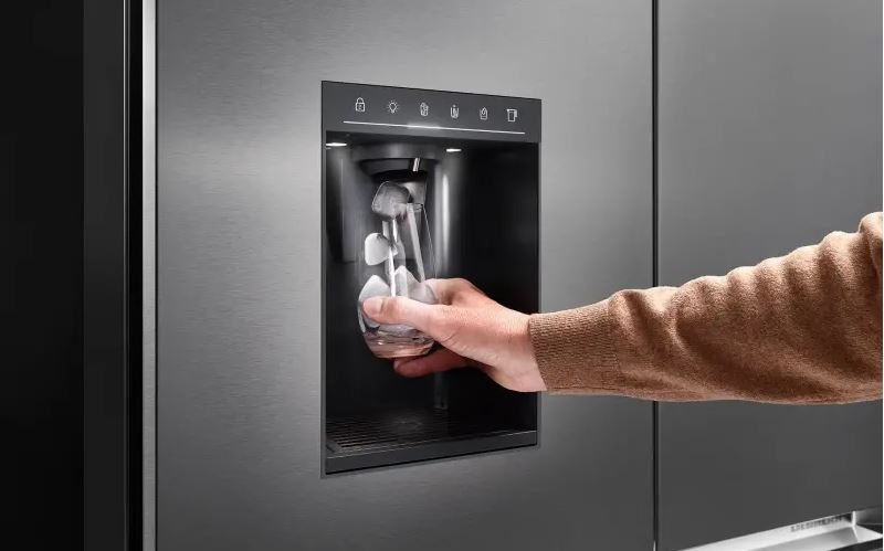 Americká chladnička Liebherr Prime MBsddi 9558 nerez Na dverách chladničky Liebherr MBsddi 9558 sa nachádza dávkovač vody a ľadu