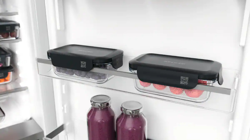 Dóza na potraviny Miele Gourmet Box (velikost S) Dva Miele Gourmet Boxy vo dverách chladničky miele