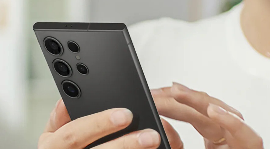 Chladnička Samsung RR70H39CEFEO čierna osoba ovláda mobilnú aplikáciu smartthings na telefóne