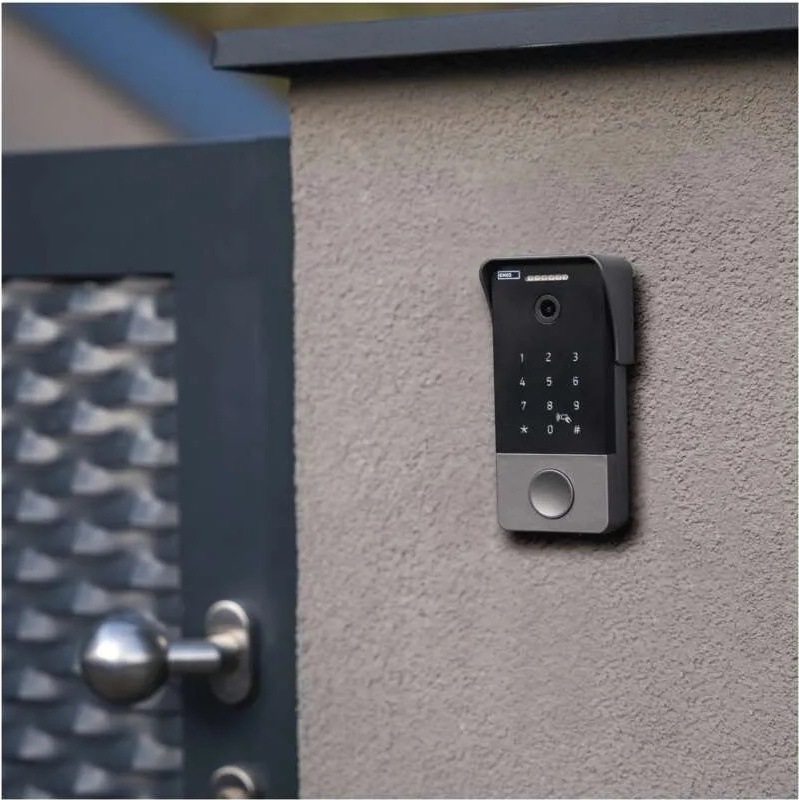 Videozvonček EMOS GOSMART IP-21PoE (keypad) sivý Videozvonček GoSmart IP-21 s kamerou a číselnou klávesnicou namontovaný na stene pri vstupnej bránke rodinného domu