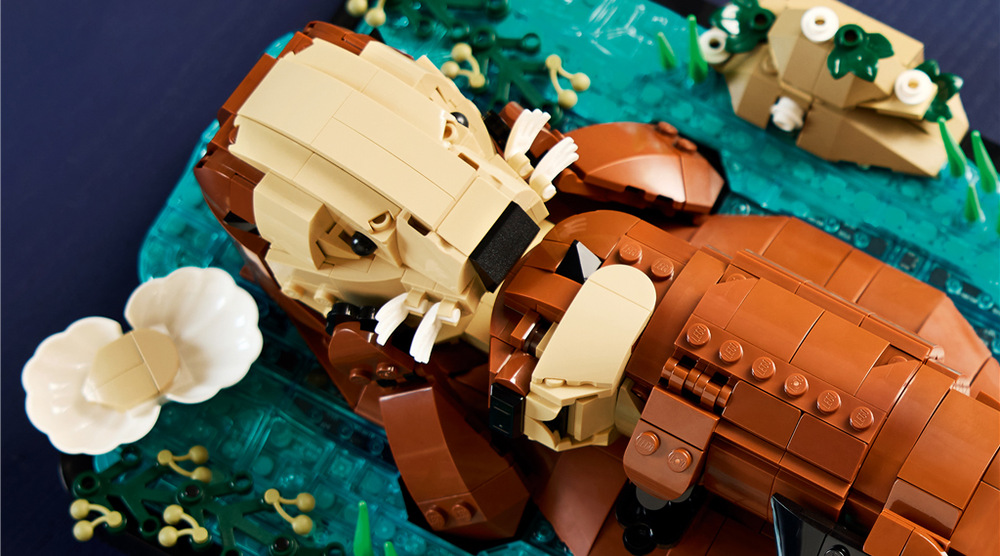 Stavebnica LEGO® Ideas 21366 Plavající mořské vydry Model s dĺžkou cez 30 cm zaujme ako originálna dekorácia aj zberateľský doplnok pre milovníkov prírody.