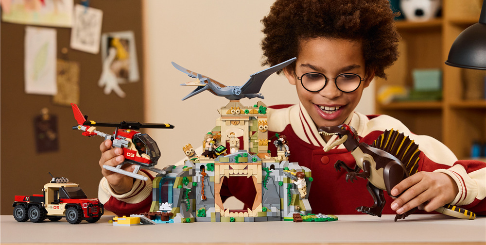 Stavebnica LEGO® Jurassic World 76976 Letecká mise se spinosaurem a quetzalcoatlem Chrám ukrýva pasce, padajúce stĺpy aj otvárací vodopád, ktoré môžu priebeh dobrodružstva kedykoľvek zmeniť.