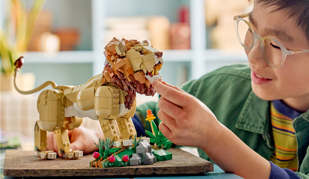 Stavebnica LEGO® Creator 3 v 1 31386 Divoké zvieratá: Majestátny lev Pohyblivé časti zvierat umožňujú meniť ich polohy a podporujú detskú kreativitu pri hraní.
