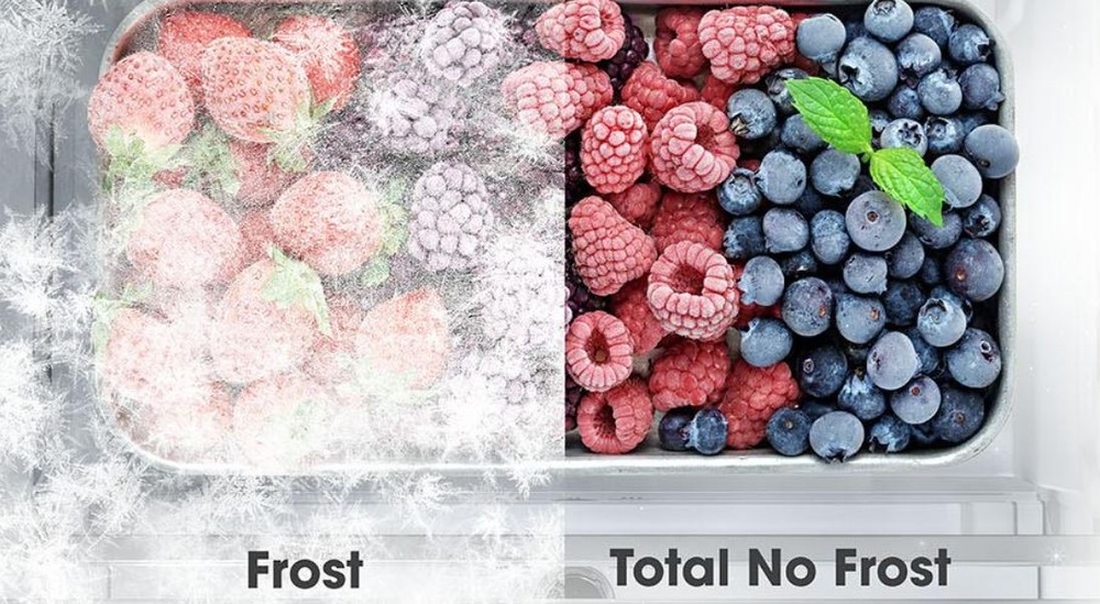 mrazené ovocie, na jednej strane bez systému NoFrost, kde na ovocí leží námraza. Na druhej strane so systémom NoFrost, kde námraza nie je.