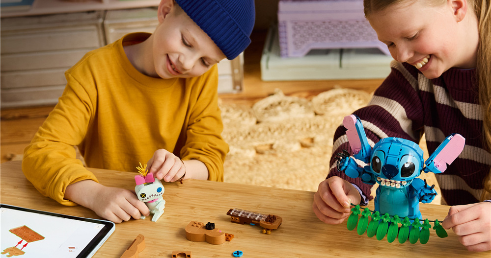 Stavebnica LEGO® │ Disney 43296 Stitch a Scrump Stavanie 713 dielikov zabaví deti od 9 rokov a hotový model môžu využiť pri hraní alebo ako farebnú dekoráciu.