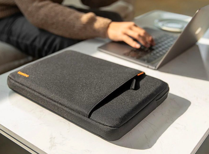 Púzdro na notebook tomtoc Sleeve na 16" MacBook Pro a 15" MacBook Pro Retina - čierne