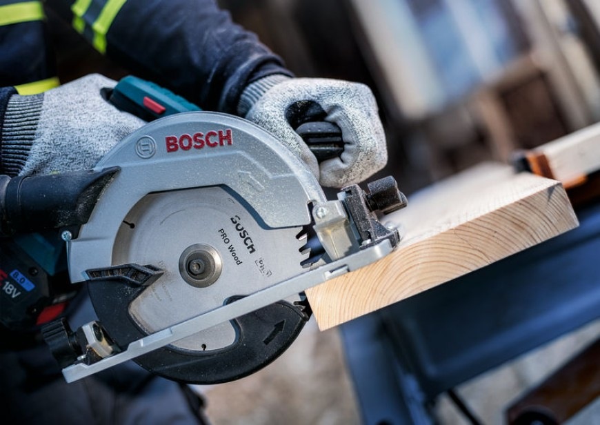 Pílový kotúč Bosch PRO 2.608.837.684 Pílový kotúč Bosch PRO 2.608.837.684 inštalovaný v akumulátorovej okružnej píle