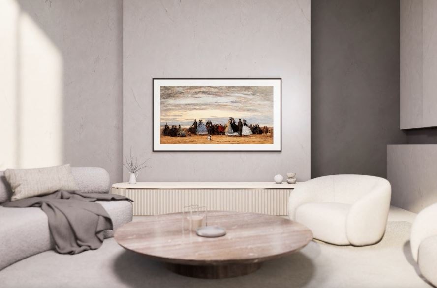 Televízia Samsung The Frame visí na stene v obyvacej izbe, je na nej premitnuté umelecké dielo, vyzerá tak ako obraz