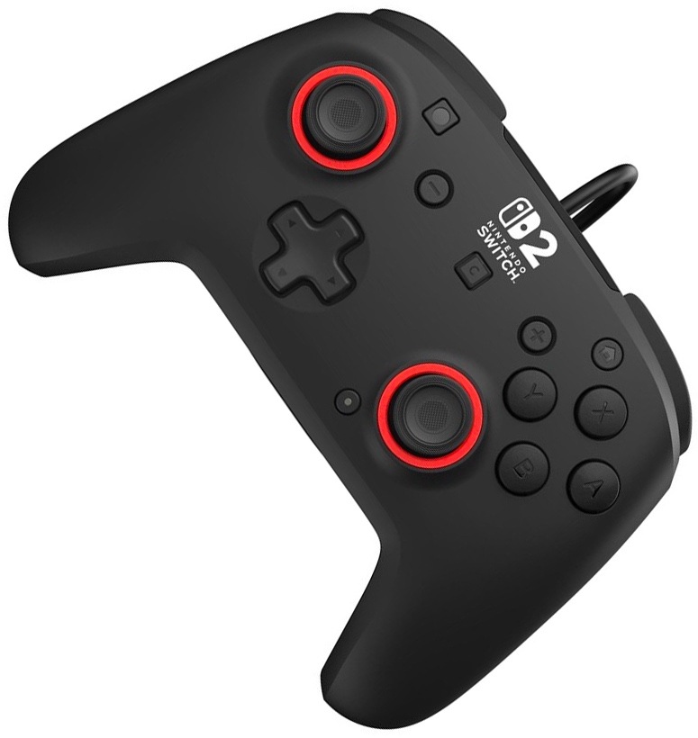 Na obrázku je čierny drôtový gamepad Turtle Beach Rematch Wired pre Nintendo Switch 2 z horného šikmého pohľadu. Má dve analógové páčky s červenými svetelnými krúžkami, smerový kríž, štyri hlavné tlačidlá a niekoľko menších ovládacích tlačidiel uprostred. Na tele je biele logo Nintendo Switch 2 a z hornej časti vedie pripojovací kábel.