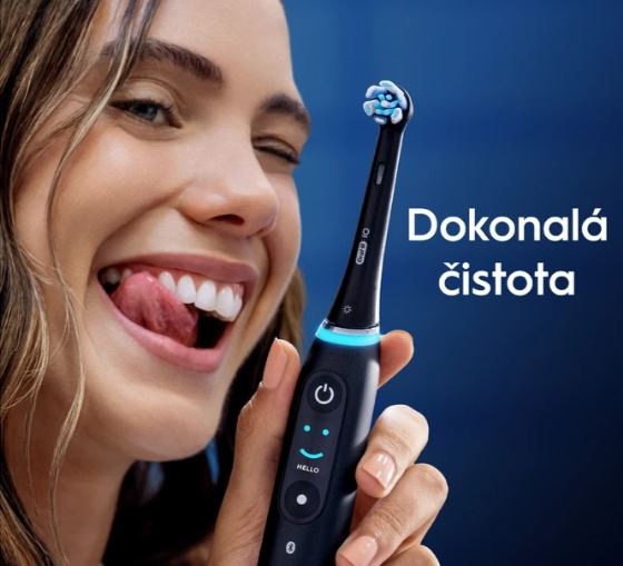 Náhradné hlavice Oral-B iO Gentle Care Black (6 ks) čierna Usmievavé dievčatá s krásnymi bielymi zubami držia v ruke kefku Oral-B iO.
