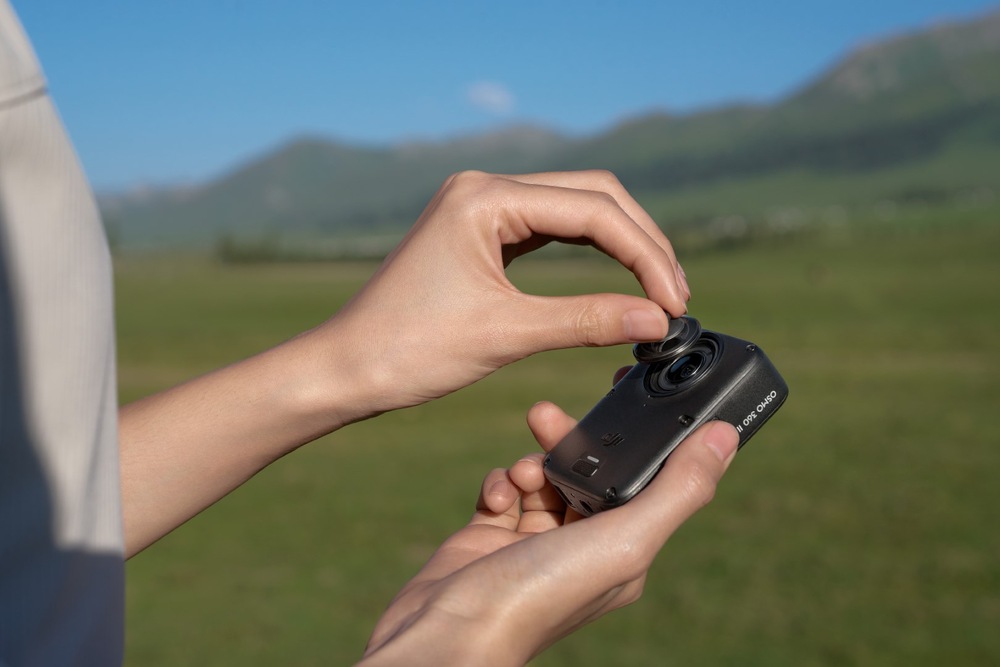 Outdoorová kamera DJI Osmo 360 II Limitless Riding Combo čierna Detail výmeny šošoviek na kamere DJI Osmo 360 II