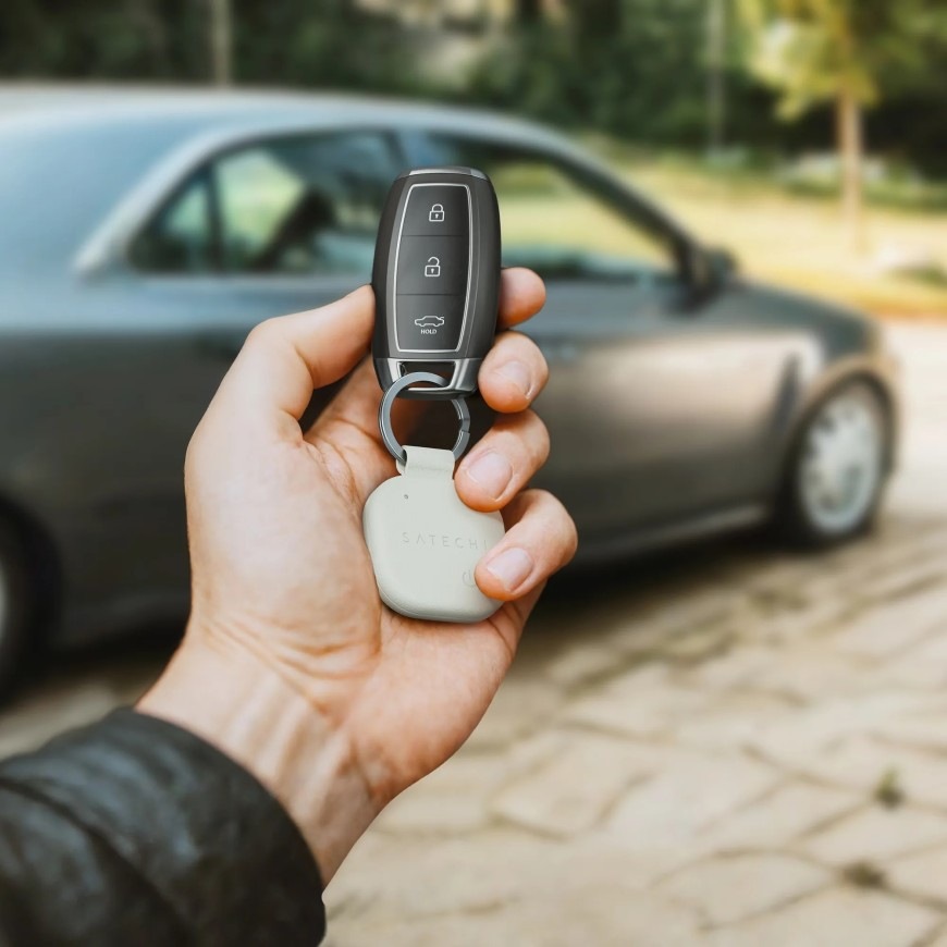 Lokátor Satechi FindAll prívesok na kľúče k inštalovaný na kľúčoch od auta