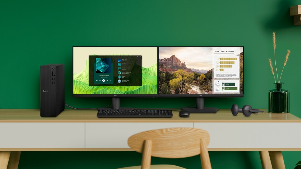Stolný počítač Dell Pro Slim Essential QVS1260 čierny Moderný pracovný priestor s dvoma monitormi zobrazujúcimi aplikácie, klávesnicou a počítačovou skriňou na svetlom stole pred zelenou stenou.