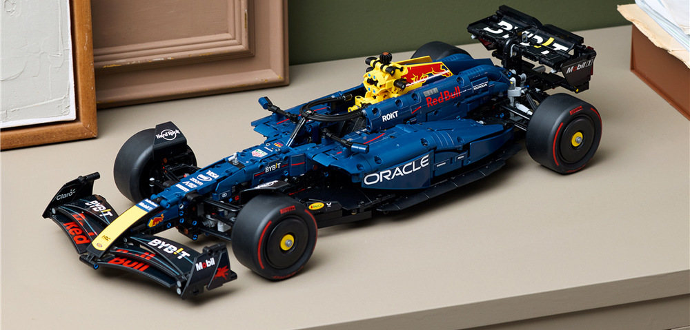 1 639 kociek LEGO ponúka dlhé a sústredené stavanie, pri ktorom sa postupne odhaľuje konštrukcia monopostu.