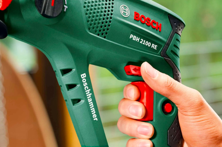 Vŕtacie kladivo Bosch PBH 2100 SRE Detail prepínača smeru otáčania na rukoväti Bosch PBH 2100 SRE