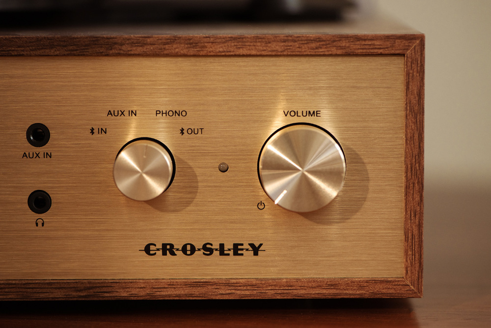 Gramofón Crosley Miles hnedý Kompaktné rozmery a nízka hmotnosť robia z gramofónu ideálne zariadenie do menších interiérov.