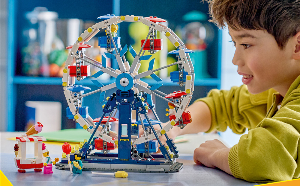 Stavebnica LEGO® Creator 3 v 1 31389 Kultovní ruské kolo Stavebnica ponúka tri púťové atrakcie, vrátane ruského bicykla, UFO a klasického kolotoča.