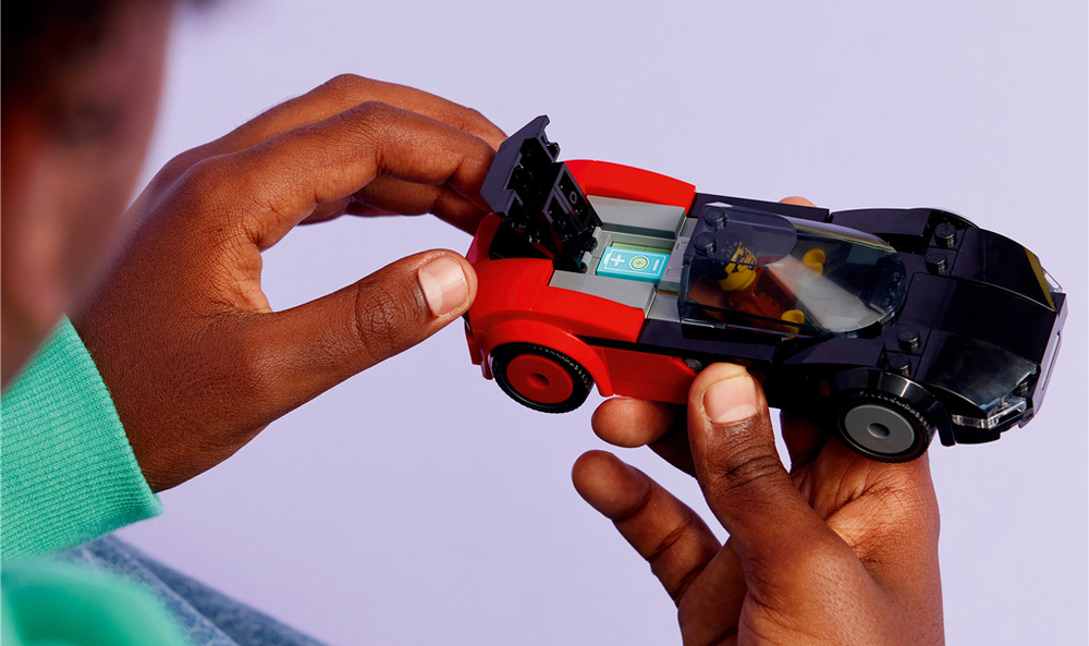 Stavebnica LEGO® City 60486 Elektrické superauto Výrazné červeno-čierne prevedenie, športová silueta a aerodynamické prvky dodávajú vozidlu moderný závodný vzhľad.