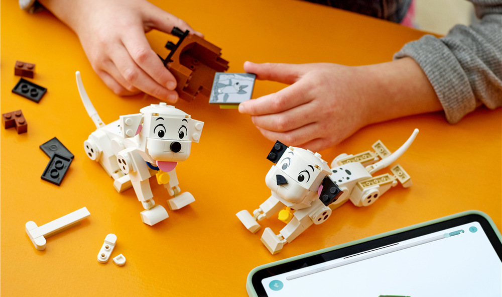 Stavebnica LEGO® │ Disney 43271 Šteniatka Lucky a Penny z filmu 101 dalmatíncov Skladanie 268 dielikov s digitálnym návodom rozvíja tvorivosť a prináša pohyblivé figúrky dalmatíncov.