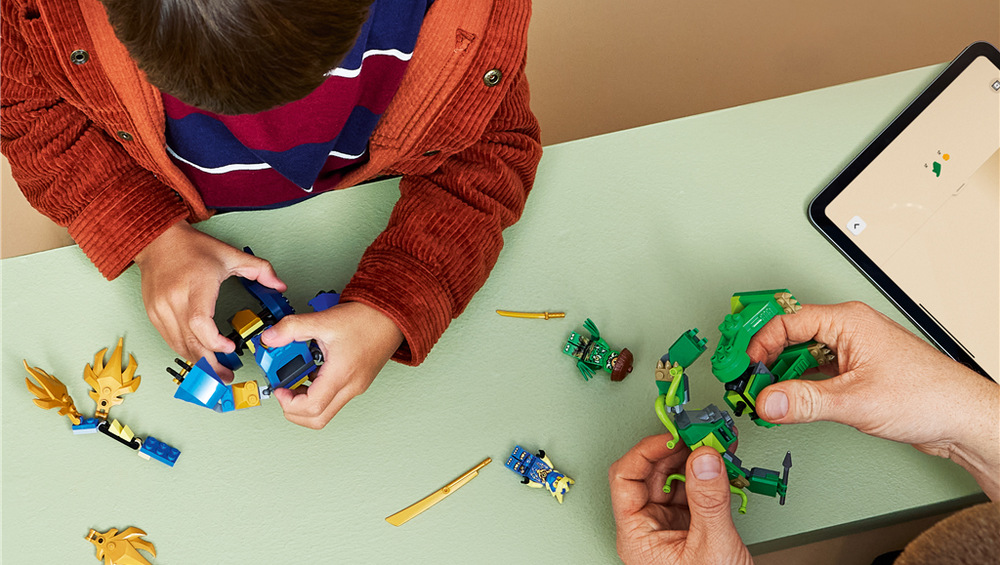 Stavebnica LEGO® NINJAGO® 71853 Jay a boj v dračom robotickom obleku 107 dielikov a interaktívny 3D návod sprístupnia stavanie začiatočníkom a ponúknu rodine zábavu pri spoločnom tvorení.