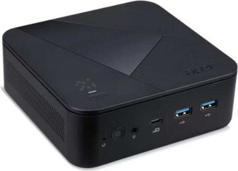 Na obrázku je kompaktný mini počítač Acer Revo Box RB102-BARR R5 v čiernom prevedení. Má nízke hranaté telo so zaoblenými rohmi a decentným geometrickým vzorom na hornej strane. Na prednej strane sú vidieť tlačidlo napájania, audio konektor, USB-C a dva USB-A porty. Na boku je vetracia mriežka na chladenie.