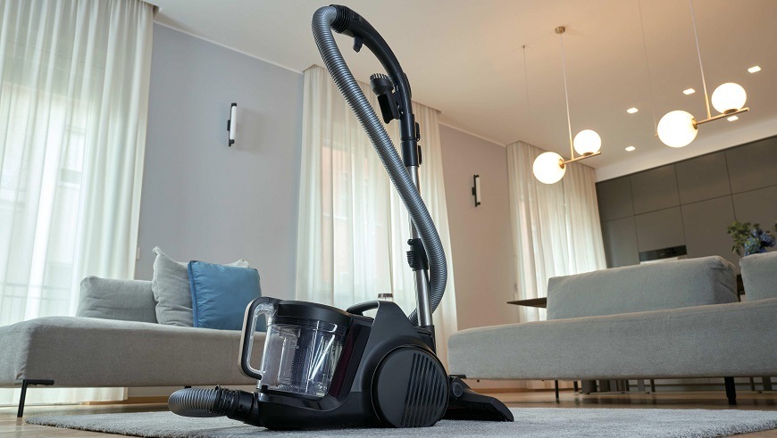 Podlahový vysávač Hoover HP410P 011 čierny/béžový HP410P 011 vysávač uprostred miestnosti