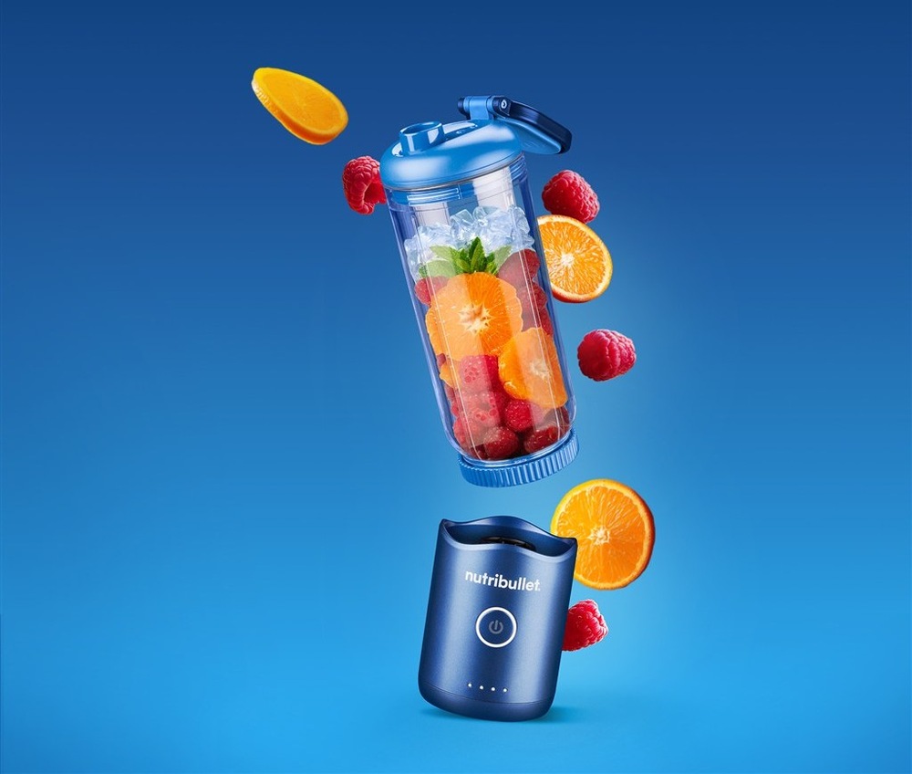Stolný mixér Nutribullet Flex NBP013BL modrý Stolný mixér naplnený čerstvým ovocím pred mixovacím procesom