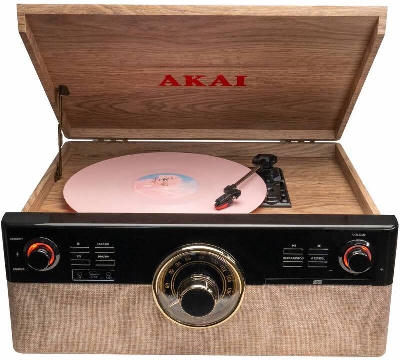 Gramofón AKAI ATT-300CC čierny/hnedý Gramofón AKAI ATT-300CC Retro pohľad spredu, otvorené veko, ružový vinyl, centrálny otočný ovládač a textilné čelo