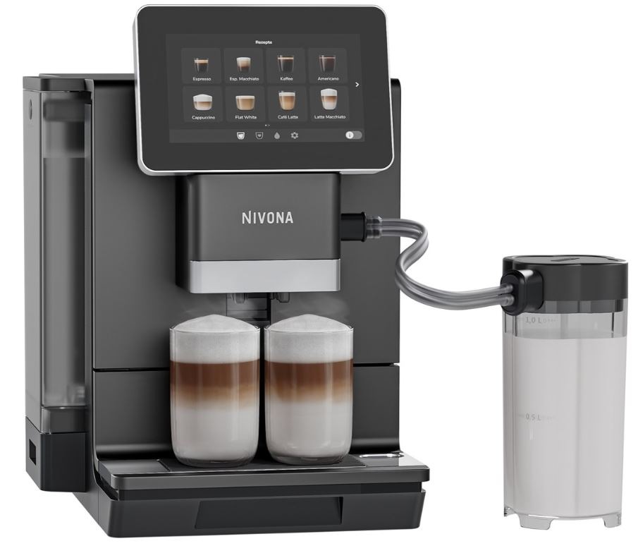 Automatický kávovar Nivona NIVO 9101 čierny Automatický kávovar NIVONA NIVO 9101 so zapnutým displejom, na ktorom je vidieť výber z káv. Sú pripravené dve latté a kávovar je pripojený dvojitou hadičkou do zásobníka na mlieko.