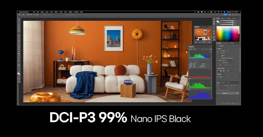 Rozhranie digitálneho editačného softvéru zobrazujúce útulnú obývaciu izbu s oranžovou stenou, bielou pohovkou a policami. Text znie „DCI-P3 99% s Nano IPS Black“.