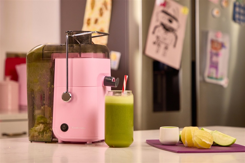 Odšťavovač RUSSELL HOBBS Juice Luxe Raspberry 28771-56 ružový Variant odšťavovača Russell Hobbs so šťavou