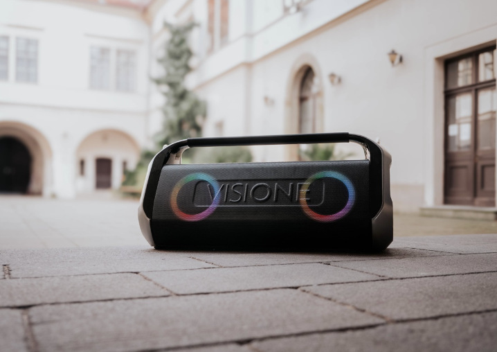 Reproduktor Concept Visione BR3080 s rozsvietenými LED kruhmi na vonkajšom nádvorí