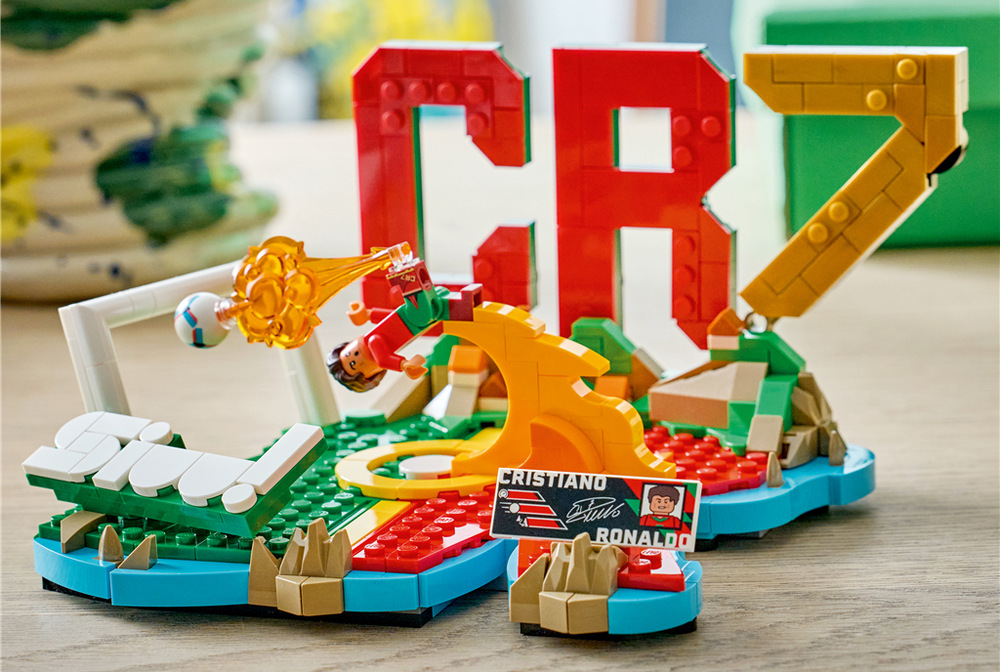 Stavebnica LEGO® Editions 43012 Cristiano Ronaldo – Hvězdné momenty fotbalu Stavebnica LEGO Editions umožní deťom od 10 rokov zostaviť vlastný model futbalovej legendy Cristiana Ronalda