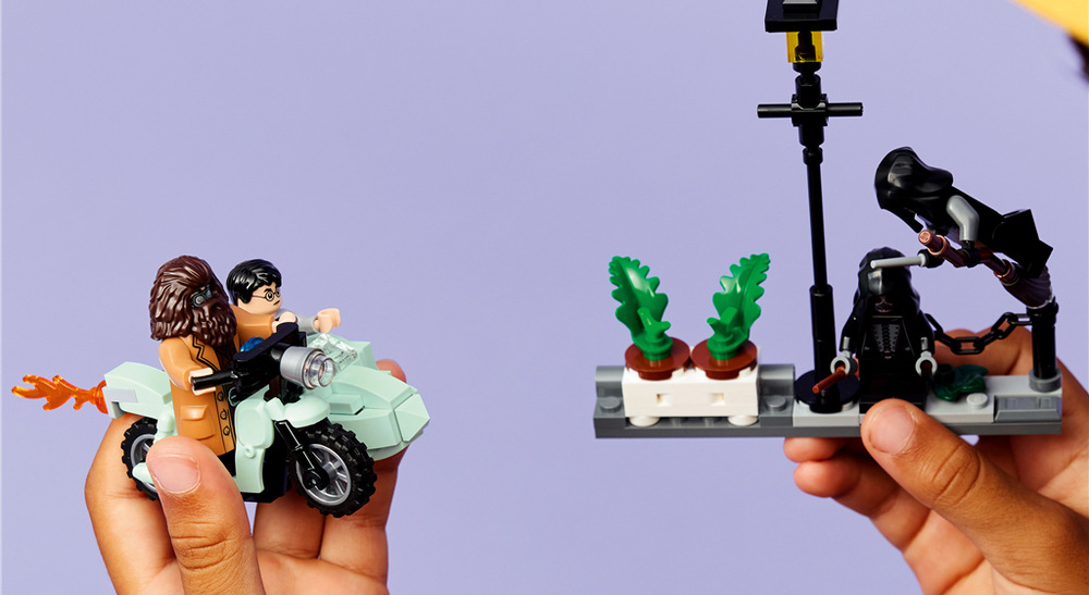 Stavebnica LEGO® Harry Potter™ 76459 Hagrid™ a Harryho útěk ze Zobí ulice Štyri minifigúrky LEGO Harry Potter umožnia deťom prehrávať útek Harryho a Hagrida pred dvoma Smrťožrútmi.