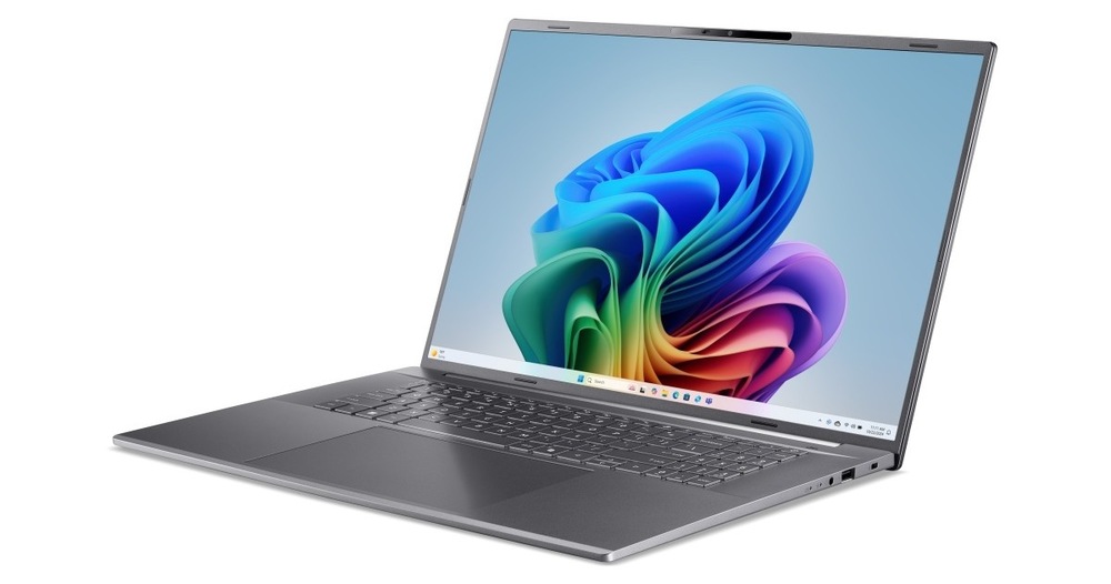 Otvorený a zapnutý notebook Acer Aspire 18 AI (A18-I71M-72KN) natočený doľava