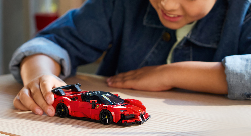 Stavebnica LEGO® Speed Champions 77254 Sportovní auto Ferrari SF90 XX Stradale Kabína posunutá dopredu, vysoké výfuky, športové ráfiky a zadné krídlo podčiarkujú výrazný dizajn Ferrari.