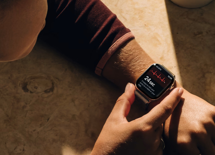 Inteligentné hodinky Apple Watch Series 12 GPS + Cellular 46 mm tmavo bronzový hliník, olivový športový remienok - S/M Apple Watch Series 12 majú k dispozícii aj aplikáciu EKG