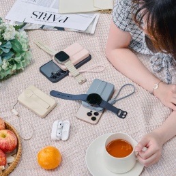 Powerbank ADAM Elements VIONTA C2 Pro 8-in-1 10000 mAh sivá Lifestyle záber príslušenstva Adam Elements na piknikovom prestieraní - powerbanka, hodinky a slúchadlá.