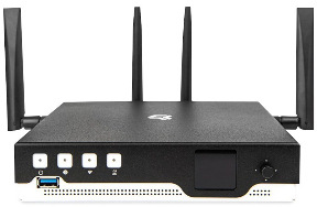 Na obrázku je čierny router Turris Omnia NG Wi-Fi 7 fotený spredu. Má nízke hranaté telo az hornej časti mu vystupujú štyri antény, dve po stranách a dve uprostred. Na prednej strane sú štyri malé štvorcové kontrolky, vľavo modrý USB port, uprostred malý displej a vpravo otočný ovládač. Spodná časť čela je biela s jemnými vetracími otvormi.