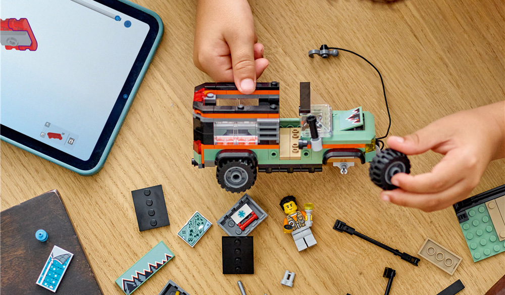 Stavebnica LEGO® City 60447 Terénní horské nákladní auto 4x4 Otočný šnorchel umožňuje otvoriť kapotu a nahliadnuť pod ňu, zatiaľ čo náradie slúži na opravy počas výprav.