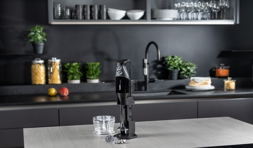 Ponorný mixér Bamix Deluxe D 200 W čierny Ponorný mixér Bamix Deluxe v modernej domácnosti.