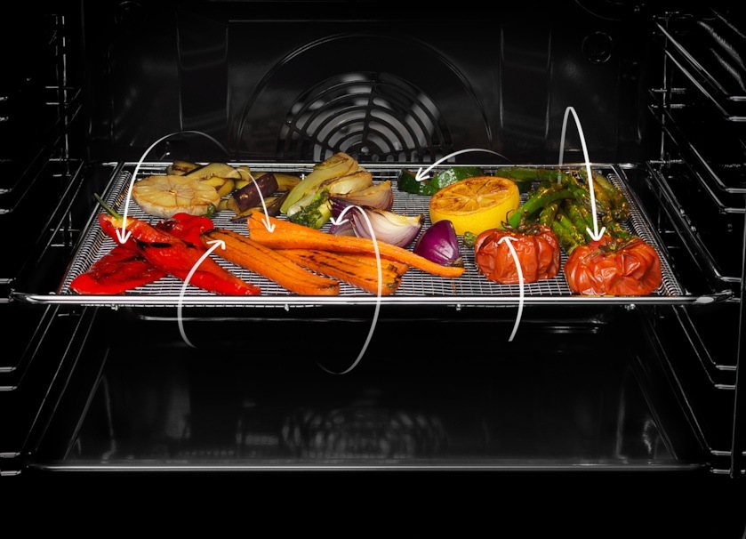 Perforovaný plech AirFry v rúre Electrolux. Na plechu je pečená zelenina. Šípkami je znázornené prúdenie vzduchu cez mriežku.
