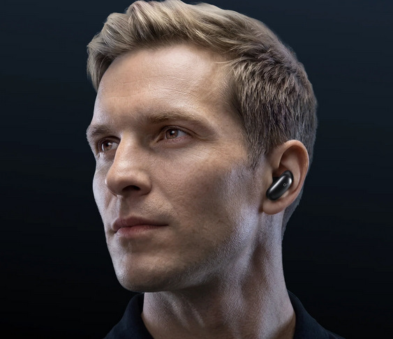 Slúchadlá Anker soundcore Liberty 5 Pro Max zlatá Žena v slúchadlách Soundcore Liberty 5 Pro Max na videohovore v kancelárskom prostredí.