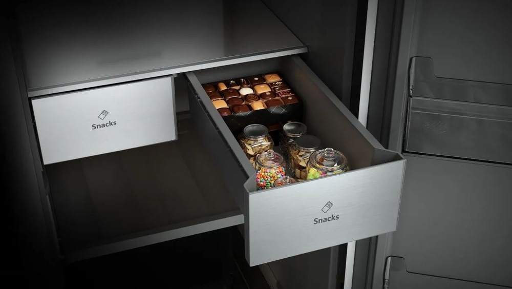 vytiahnutý šuplík na snacky, SnackBox, do ktorého je možné prehľadne uložiť drobnejšia potravina.